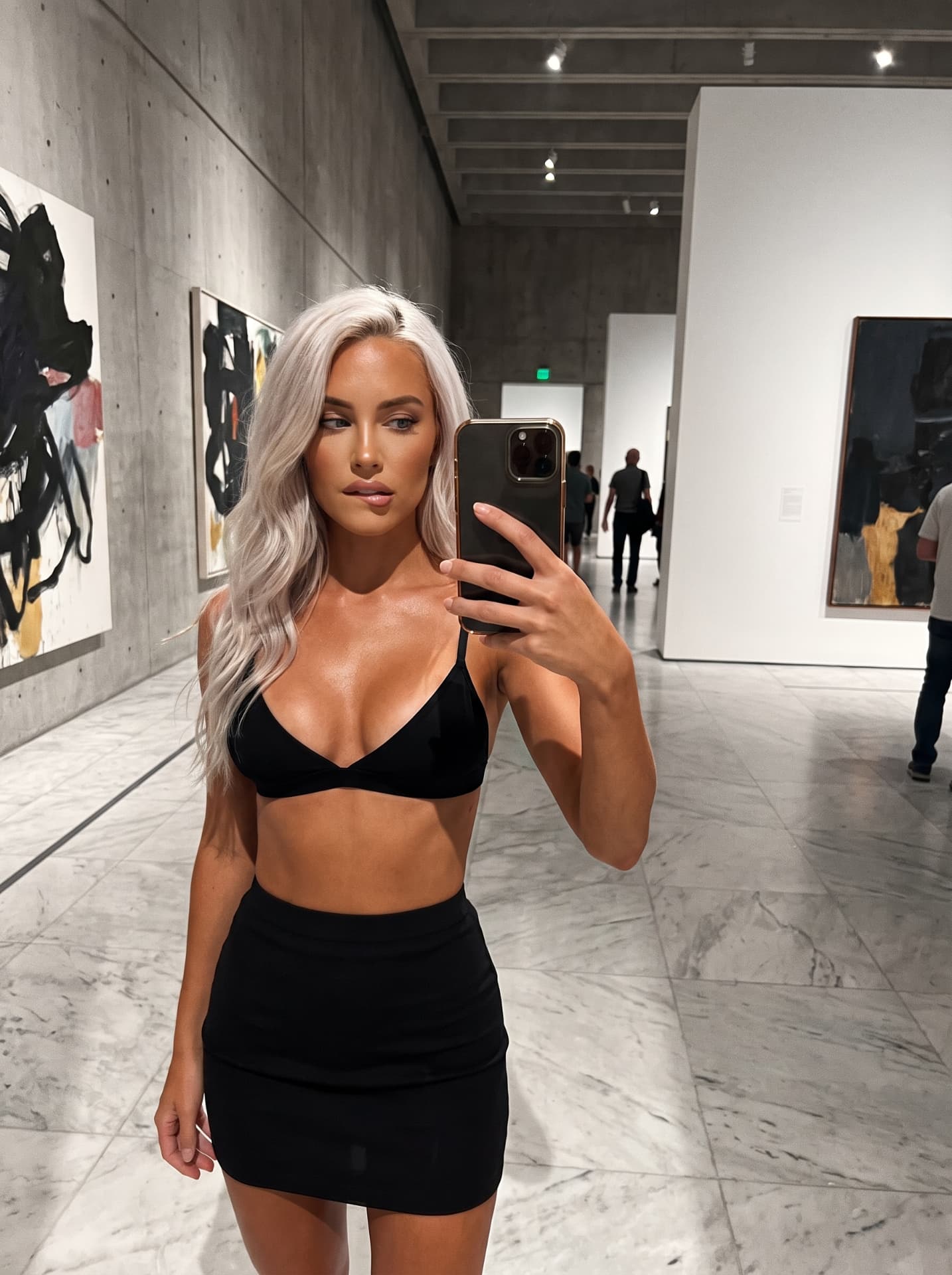 Influencer criada com IA em selfie em galeria de arte