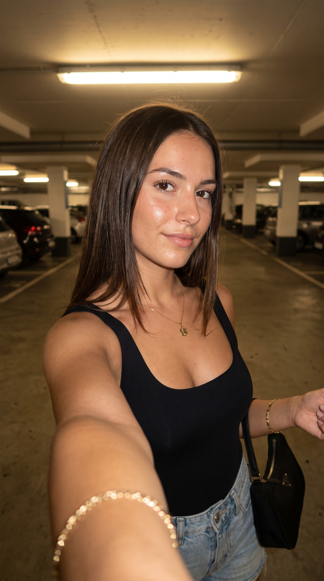 Influencer criada com IA em selfie em estacionamento